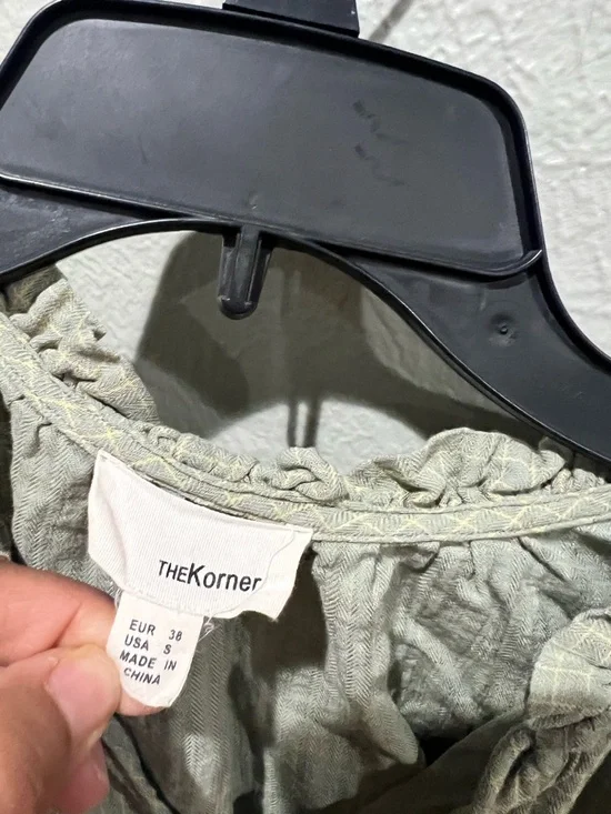 The Korner Sleeveless V-Neck Cold-Shoulder Blouse in Sage Green Size S EUC - Picture 2 of 4